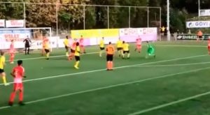 Arquero anotó gol de chalaca al último minuto en el fútbol de Bélgica