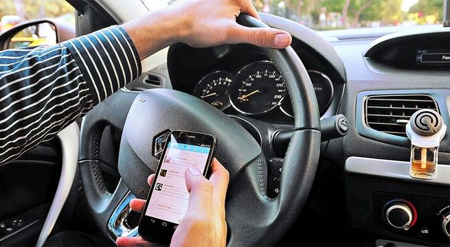 Uso de celulares incrementó en 30% accidentes de tránsito, según ONG ‘Luz Ámbar’