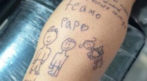 Futbolista se tatúa dibujo de su hijo en honor a su esposa fallecida