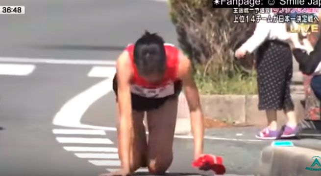 Japón: terminó carrera gateando tras fracturarse la pierna
