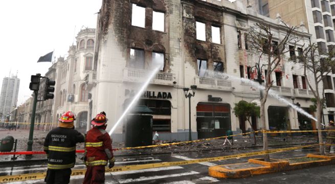 Incendio consumió edificio histórico en la plaza San Martín