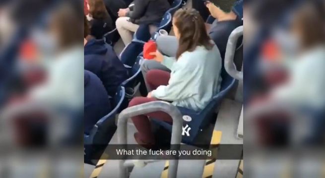 Joven hincha llama la atención en las tribunas por peculiar detalle en pleno partido (Video)