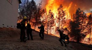 Incendio forestal en norte de California deja ciudad en ruinas y provoca huida de miles de personas