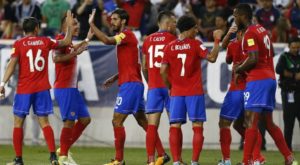 Centrocampista de Costa Rica se lesionó y será baja en duelo ante la Selección Peruana