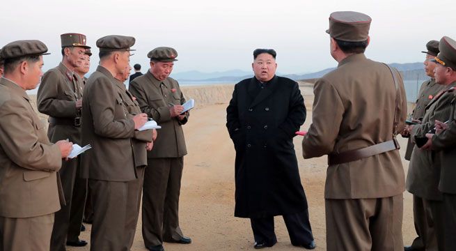 Kim Jong Un inspecciona arma «táctica» recientemente desarrollada y libera a prisionero de EEUU