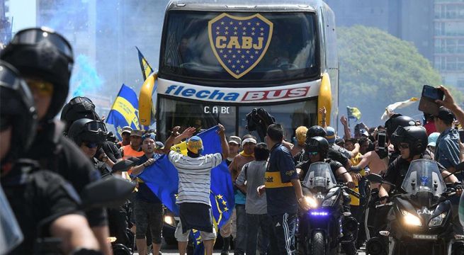 Terrible agresión a jugadores de Boca Juniors pone en peligro la final de la Copa Libertadores