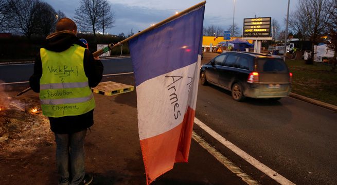 Francia anunciará suspensión del alza a impuesto sobre combustibles
