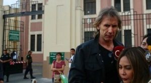 Ricardo Gareca visitó a Edwin Oviedo en la Prefectura de Lima