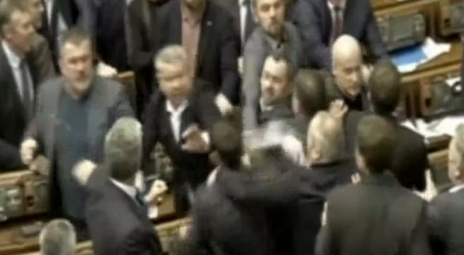 Congresistas se agarran a golpes en el parlamento de Ucrania