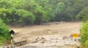 Huaico destruye puente y bloquea carretera en Cusco