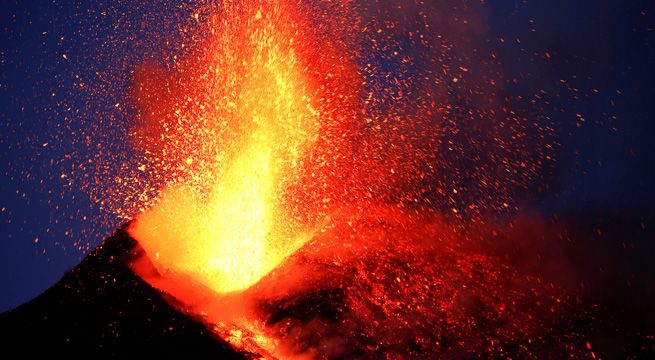 Italia: volcán entra en erupción, autoridades cierran aeropuerto de Catania