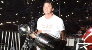 River Plate regresa a casa y es recibido con un lleno de banderas