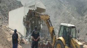 Así fue la demolición del mausoleo senderista del cementerio de Comas