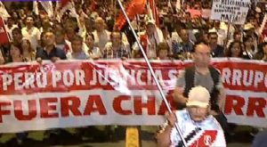 Manifestantes marchan por el centro de Lima exigiendo renuncia de Pedro Chávarry