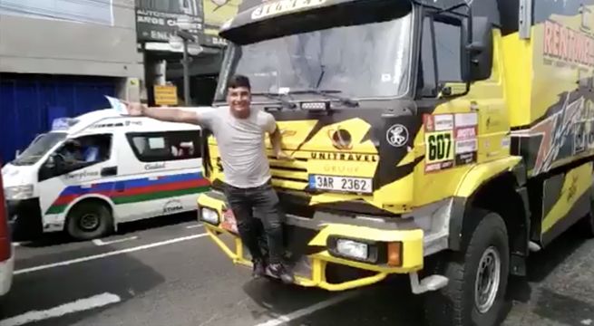 Joven intenta tomarse un selfie con camión del Dakar y termina estropeándolo (Video)