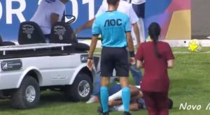 Carro de paramédicos ingresó al campo para auxiliar a un futbolista, pero terminó aplastándolo