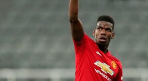 Paul Pogba evita que le caiga un pelotazo con genial taco