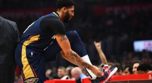 Jugador de la NBA genera absurda falta al intentar robar la zapatilla de su rival (Video)