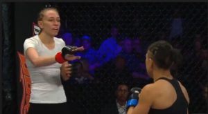 MMA: Luchadora ignora petición de su rival para detener pelea y sigue golpeándola (Video)