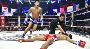 Luchador de muay thai manda a dormir a su rival con tremenda patada voladora (Video)