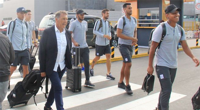 Plantel de Alianza Lima partió hacia Ecuador para jugar contra el Barcelona