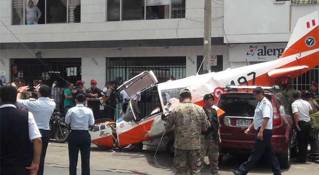 Surco: avioneta de la FAP cae en avenida