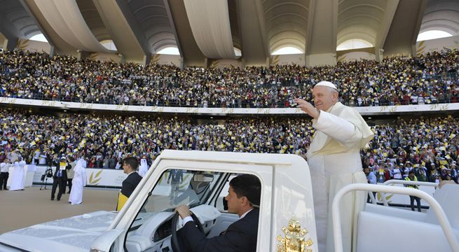 Papa Francisco: decenas de miles de católicos participan en misa en Península Arábiga