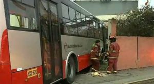 Bus del Corredor Rojo se despistó y chocó contra Iglesia Metodista de Pueblo Libre