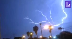 Barranca y Huacho bajo lluvia torrencial con rayos y truenos