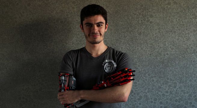 Andorra: chico construye una prótesis para su brazo con piezas de Lego