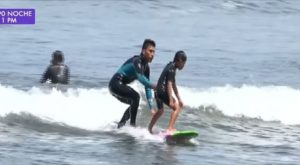 Enseñan surf a niños y jóvenes de escasos recursos