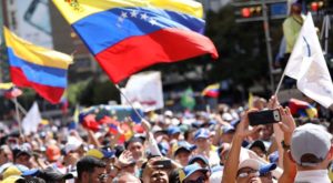 Venezuela: miles de opositores venezolanos marchan contra el bloqueo de Maduro