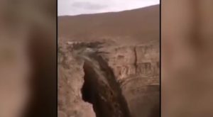 Chile: lluvias reviven cascada en el desierto de Atacama