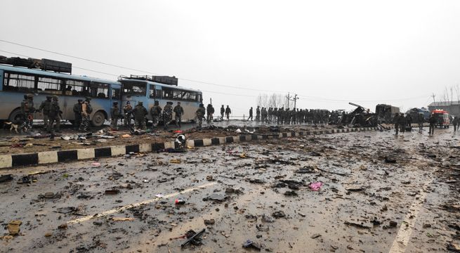 Cachemira: mueren 44 policías de la India tras atentado terrorista