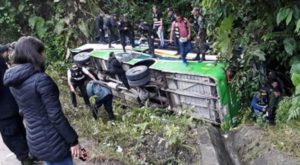 Dos policías y una fiscal fallecieron en accidente de bus en Madre de Dios