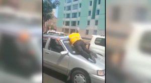 VIDEO: Colectivo avanzó tres cuadras con inspector municipal sobre el parabrisas