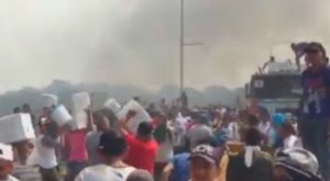 Venezuela en crisis: queman camiones con ayuda humanitaria