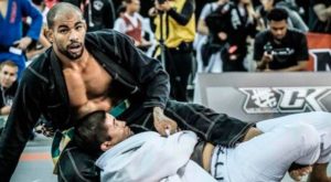 Campeón de jiu-jiutsu se agarra a golpes con público durante una competencia