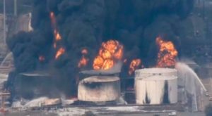 Incendio en planta petroquímica de Texas continúa tras dos días de haberse iniciado