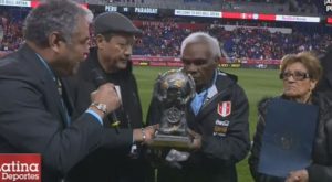 Pedro ‘Perico’ León fue homenajeado en la previa del Perú vs. Paraguay [Video]