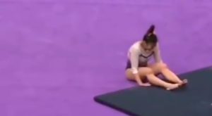 Una gimnasta se rompe ambas piernas durante un ejercicio [VIDEO]