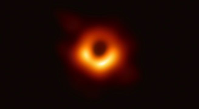 Científicos revelan primera imagen de un agujero negro, en un hito para la astronomía