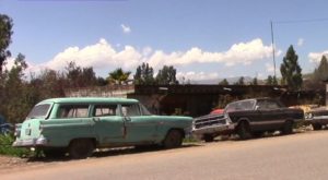 Coleccionista arma museo de autos al aire libre en Junín