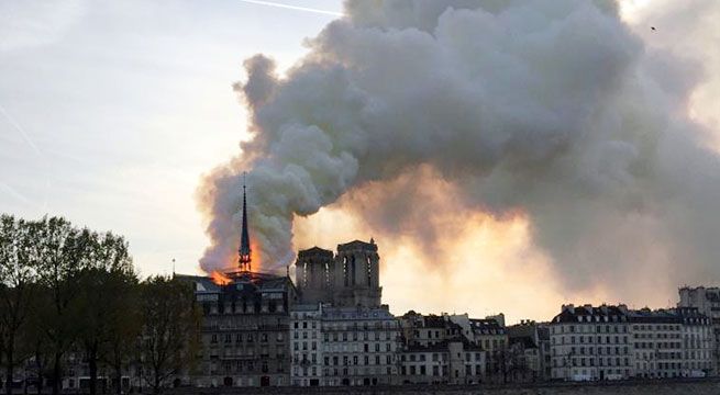 Francia: La catedral de Notre Dame de París se incendia