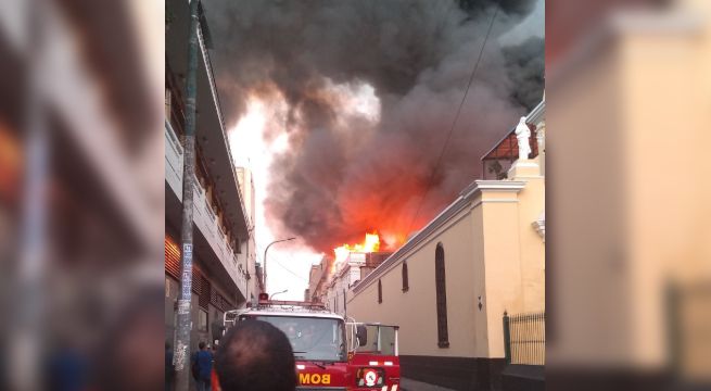 Mesa Redonda: se registra fuerte incendio en zona comercial