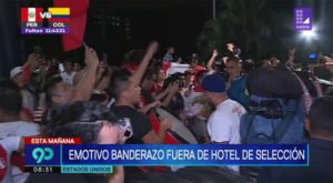 Hinchada peruana armó un emotivo banderazo a las afueras del hotel de la selección [VIDEO]