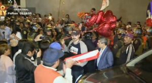 Mark Vito esperó a Keiko Fujimori con globos y un ramo de flores