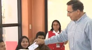 Elecciones 2020: Martín Vizcarra ejerció su voto en colegio de Moquegua [VIDEO]