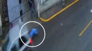 ‘Raquetera’ arrastró a mujer para robarle bolso en calle de Arequipa [VIDEO]