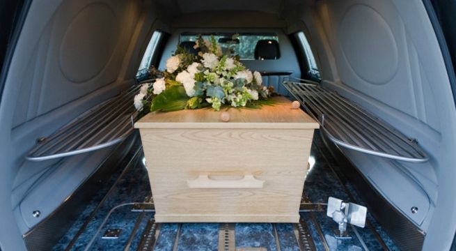 ¡INSÓLITO! Delincuente roba carroza fúnebre con un cadáver dentro en EEUU